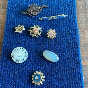 8 women’s vintage brooches